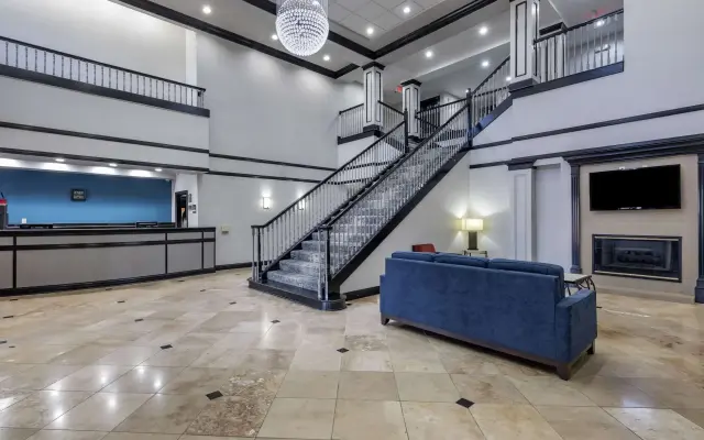 Quality Inn & Suites I-35 E / Walnut Hill