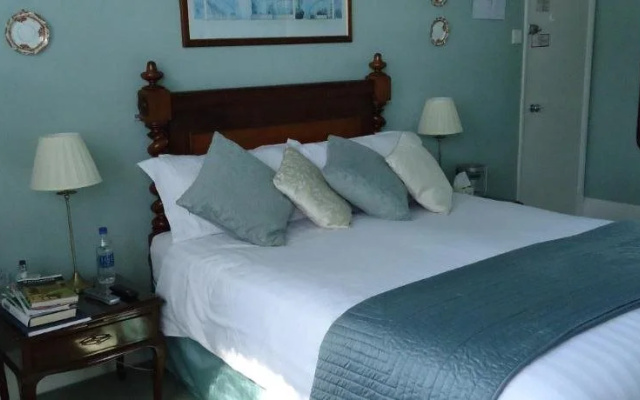 Cary Court - Guest House
