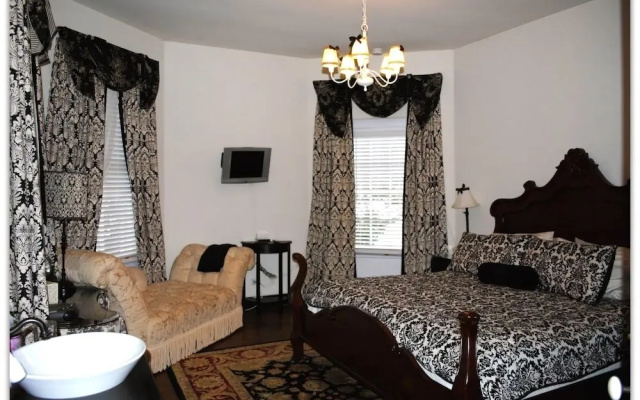 Inn On Poplar Hill