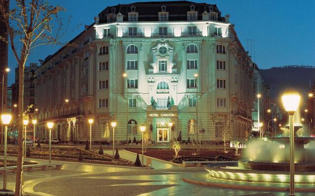 Carlton Hotel вид на фасад