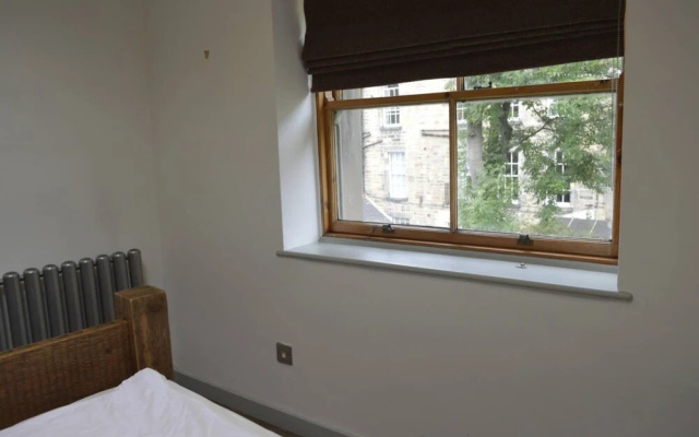 2 Bedroom Edinburgh Flat on Quiet Cobbled Street