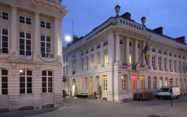 Отель easyHotel Brussels City Centre вид на фасад