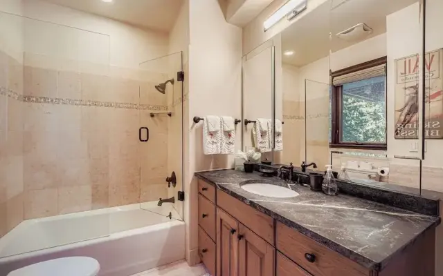 Fairway Drive Retreat 6 Bedroom Home