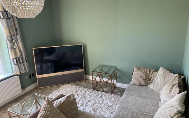 Stylish 2 Bed Penthouse in Trendy Pontcanna