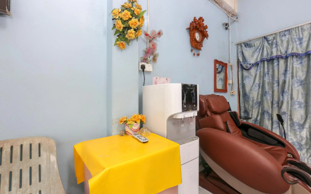 OYO 90048 Damika Hotel