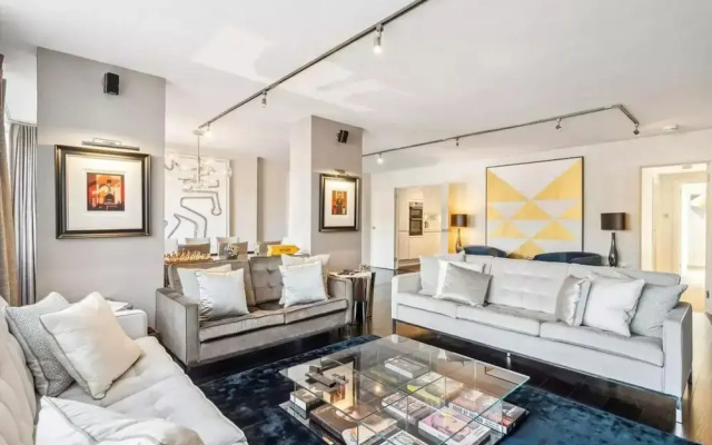 Luxurious 3-bed 2-bath Apartment in Belgravia