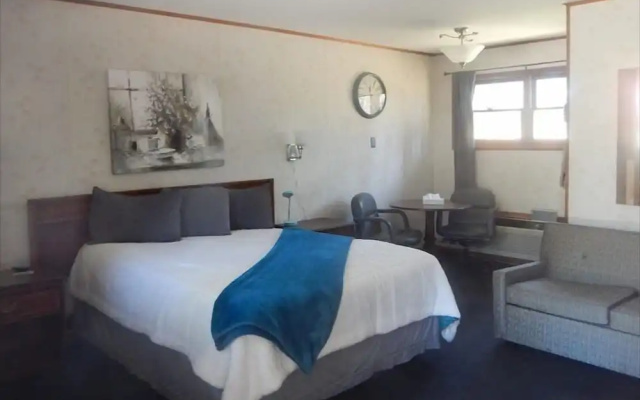 Cedar Village Motel