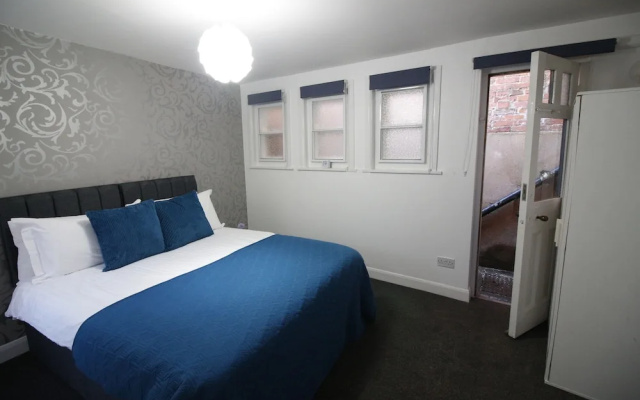 Deluxe City Apartment