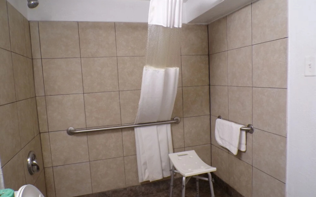 Regal 8 Inn & Suites
