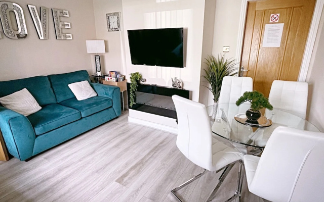 The Serene Stays Sleeps 6 With Garden