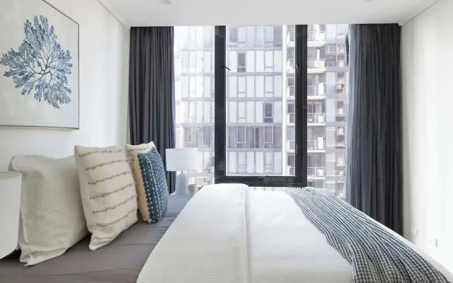 Large 3BR Apt Near Crown, Sleeps 10, Free Parking