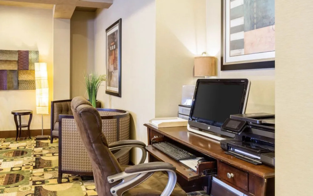Holiday Inn Express Oakwood Village