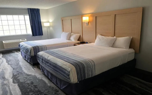 Days Inn & Suites by Wyndham Williamsburg IA North