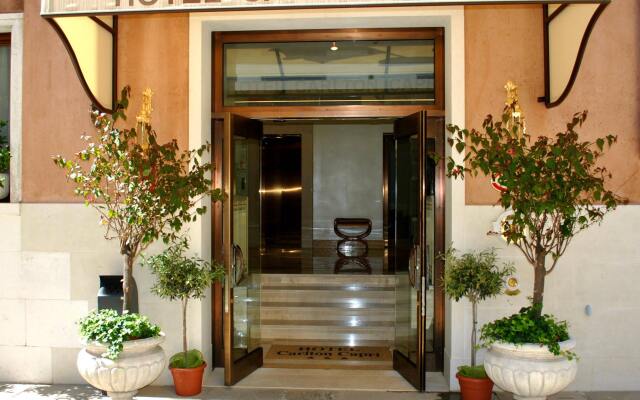 Отель Carlton Capri Hotel Италия, Венеция - 5 отзывов об отеле, цены и фото номеров - забронировать отель Carlton Capri Hotel онлайн вид на фасад