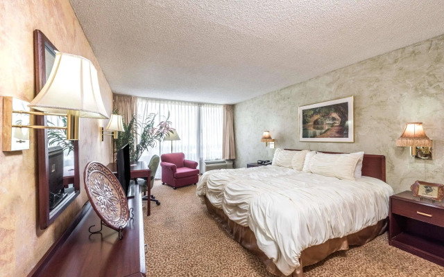 Holiday Inn Dallas Market Ctr Love Field by IHG