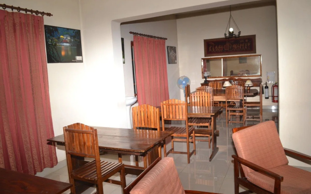 Ivy Banks Lake Round Hotel