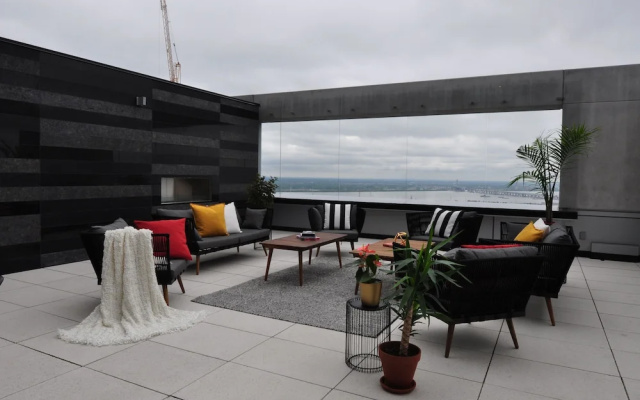 Tour des Canadiens Penthouse by Hometrotting