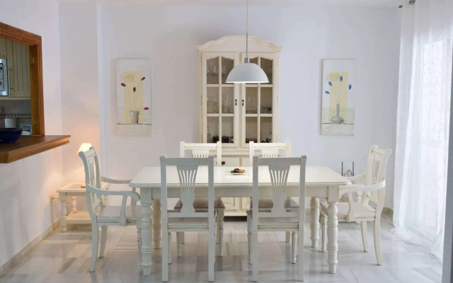 Apartamentos y Casas Serinamar Marbella