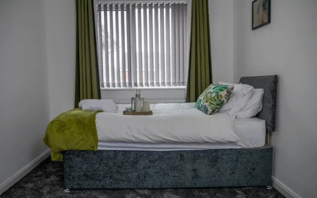 Riverside Retreat - Luxurious 4 Bedroom House