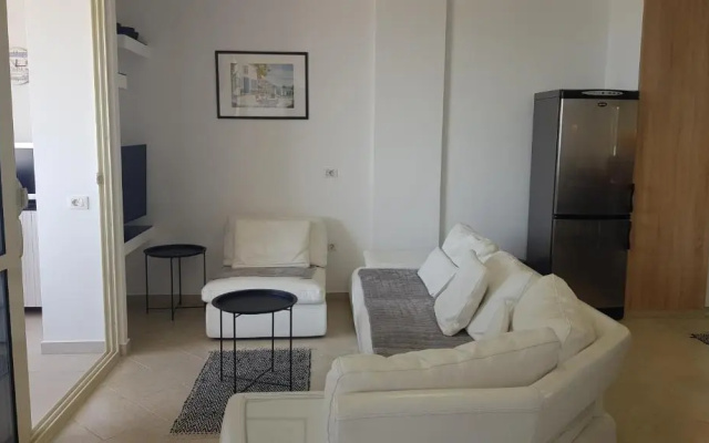 M&I Beach Apartment with Sea View