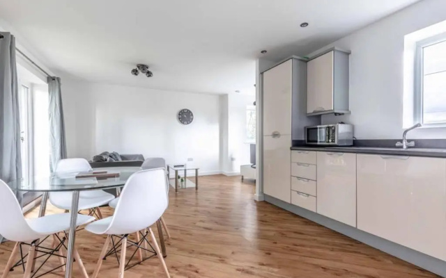 2 Bed/2 Bath & Free Parking - Langley/Heathrow