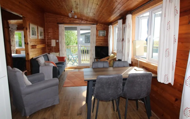 Cosy Pine Lodge With far Reaching Country Views and Large sun Deck