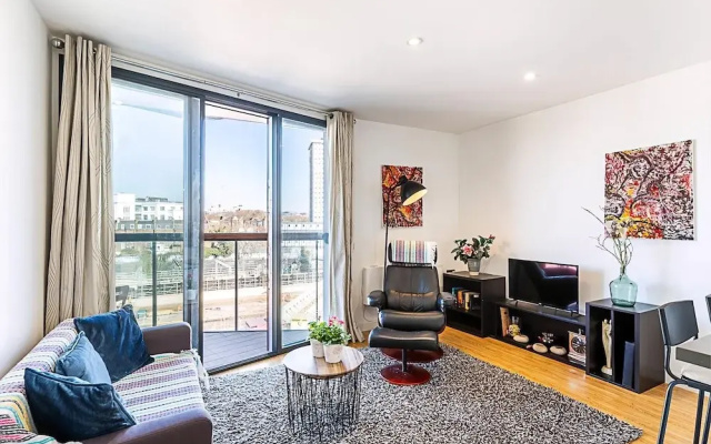 Bright Camden Retreat With Balcony