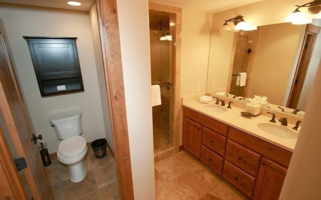 Villa Cortina 130 Condo Short Walk to Vail Village by RedAwning