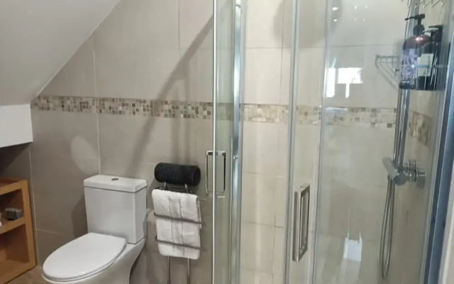 Romantic Chalet- Hot Tub- Games Room-stream-views