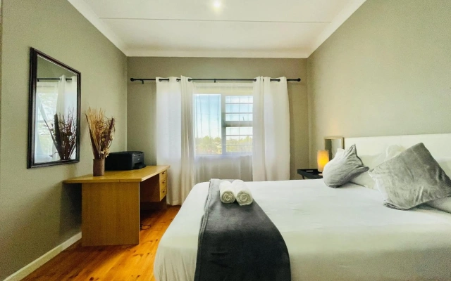 Entire House in Beacon Bay - Golden Location