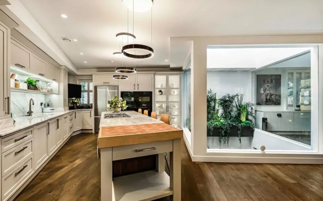 Luxury 3BR Mews Home w Courtyard AC Terrace