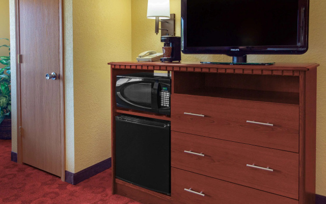AmericInn by Wyndham West Bend