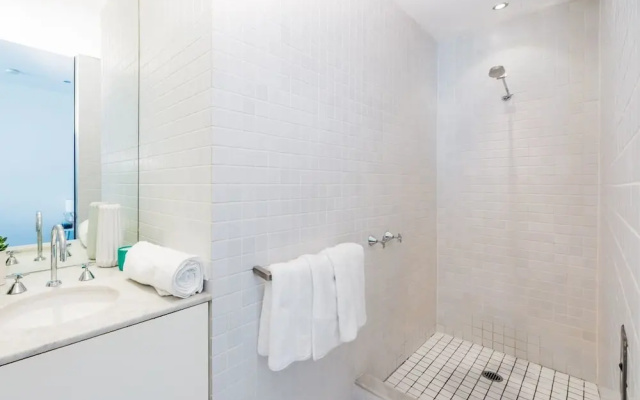Executive Two Bed Penthouse Studio in the City