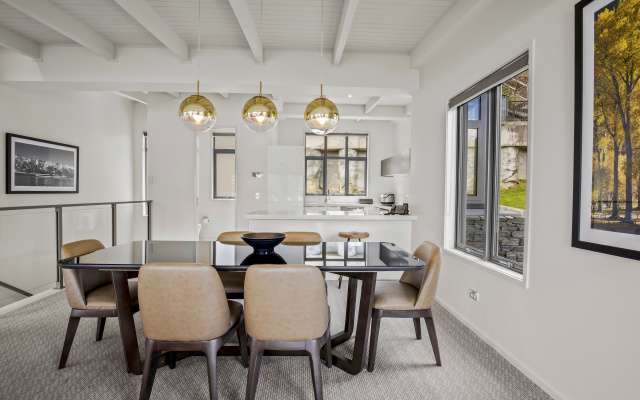 The Rees Hotel, Luxury Apartments & Lakeside Residences