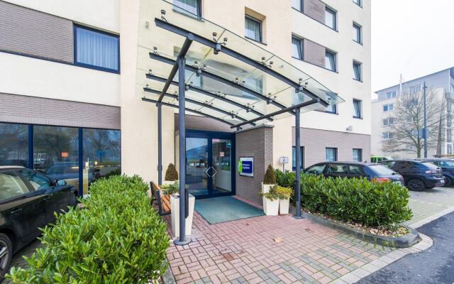 Отель Holiday Inn Express Cologne Mulheim Кёльн вид на фасад