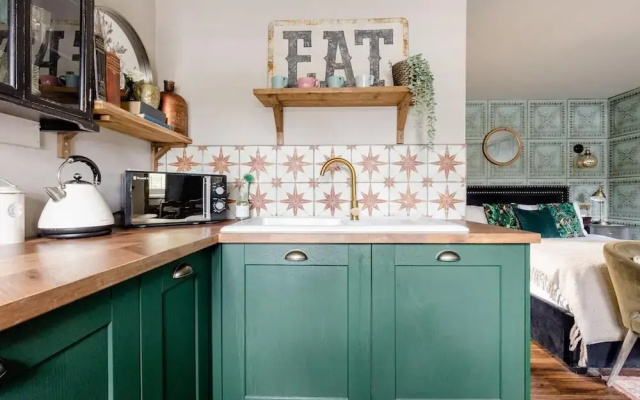 1 Bed Studio Sleeps 2 -patio -garden -dogs Ok