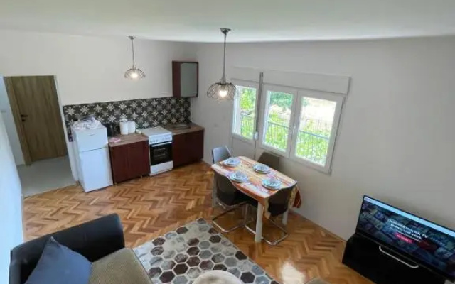 Entire 1-bedroom apartment with free parking