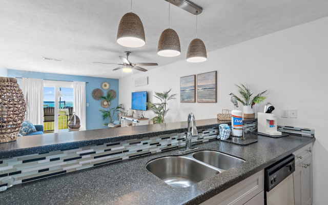 Tradewinds Condominium #28- At the Beach!