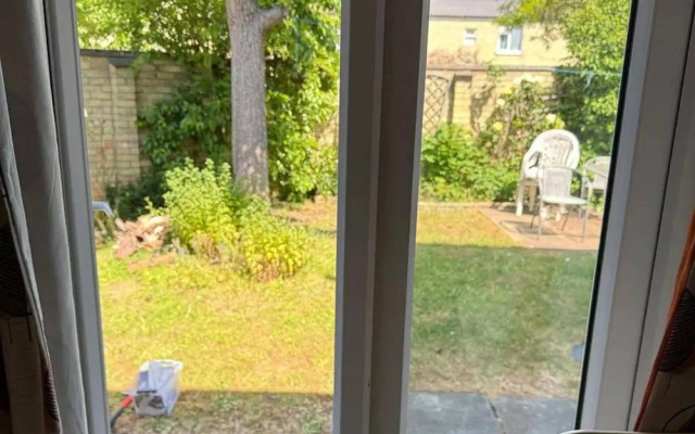 Studio - Parking - Garden - Wifi - Sleeps 2