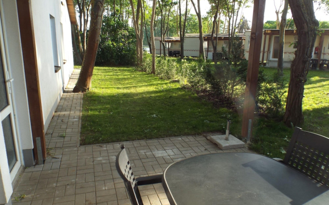 Moderner Bungalow im Ferienpark mit Seezugang