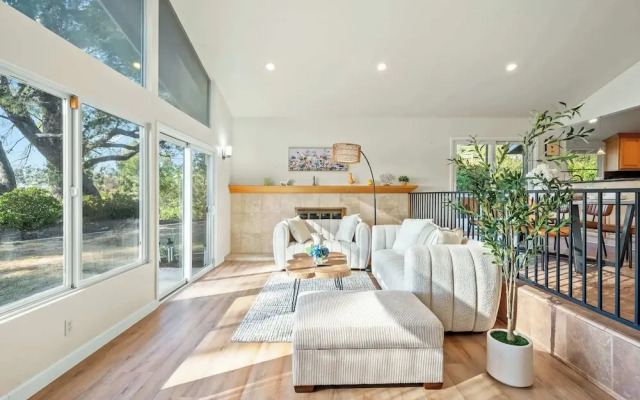 Spacious Retreat With Scenic Mountain Views