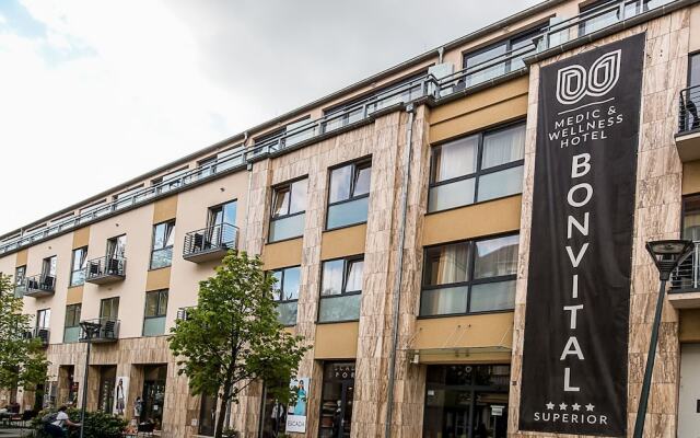Отель Bonvital Wellness & Gastro Hotel Hévíz - Adults Only Венгрия, Хевиз - 1 отзыв об отеле, цены и фото номеров - забронировать отель Bonvital Wellness & Gastro Hotel Hévíz - Adults Only онлайн вид на фасад