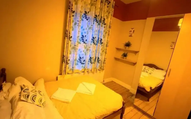 Spacious House- Parking, Garden & Central Location