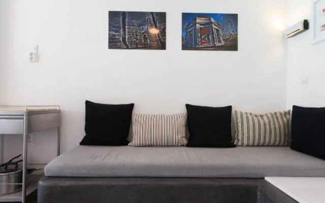 Acropolis apt with balcony - DM17