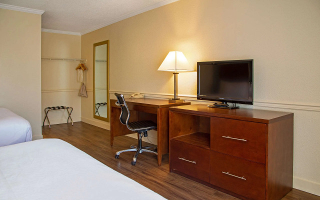Econo Lodge Inn & Suites