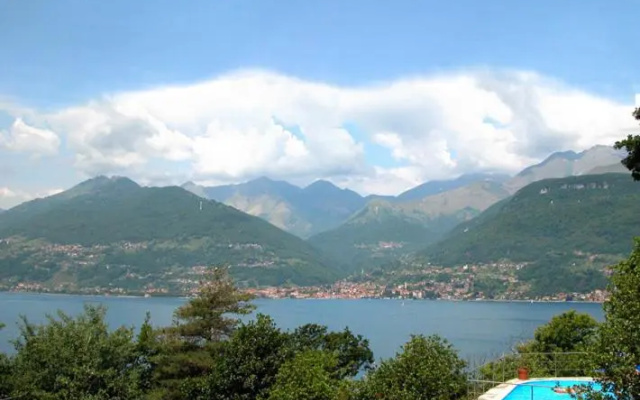 Villa Erica con piscina privata sul lago di Como