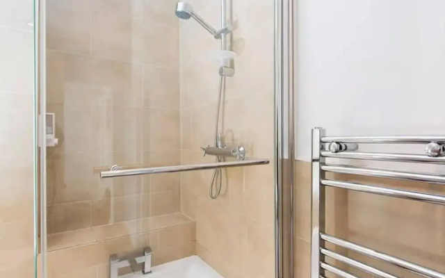 1 Bedroom Apartment In Vibrant Putney