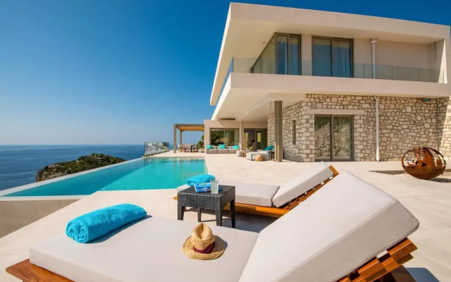 Seawhisper Villa in Paxi