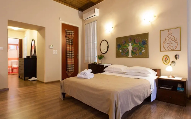 Psyri Neoclassical House w Yard - Free Parking