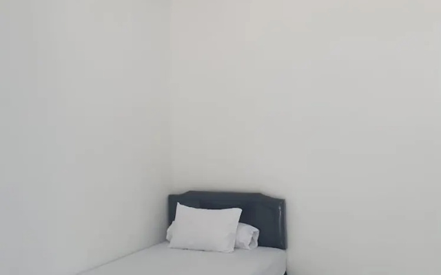 OYO Life 92780 Kost Bara